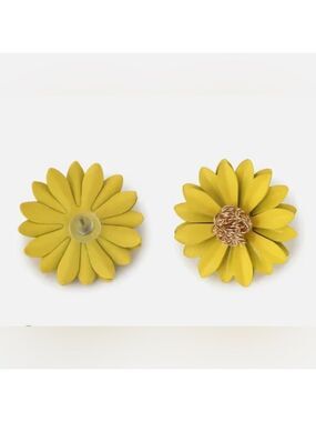 💫$10 add on. NEW Yellow Flower Earrings with gold studded centre